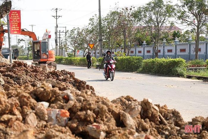Không những vậy, rác thải xây dựng đổ trên vỉa hè còn gây cản trở việc đi lại của người dân và học sinh, khiến phụ huynh không khỏi lo lắng mỗi khi đưa đón con.