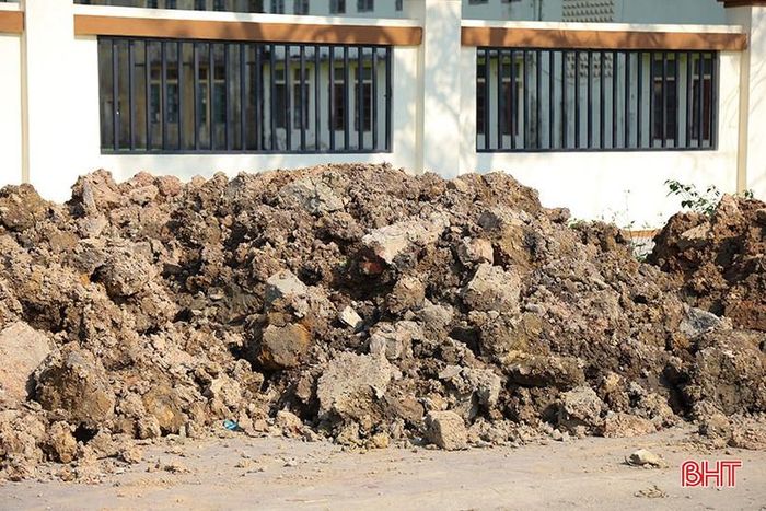 Thầy Đặng Văn Bắc - Phó Hiệu trưởng Trường THCS Đặng Dung cho biết: “Các hộ dân trên địa bàn xã trong quá trình xây nhà đã đem đổ rác thải tại đây. Sau khi nắm bắt được vụ việc, nhà trường đã liên hệ với chính quyền địa phương nhanh chóng có phương án để di dời lượng rác này khỏi khu vực nhằm đảm bảo an toàn”.