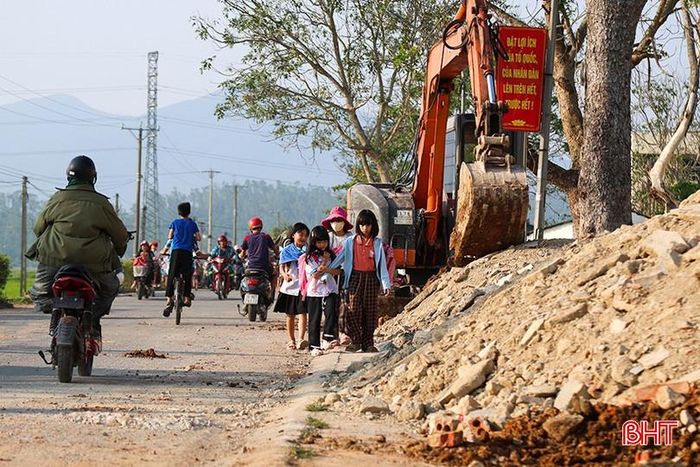 Rác thải chất đống trên vỉa hè khiến nhiều học sinh phải đi bộ dưới lòng đường vào giờ tan tầm. Tình trạng này tiềm ẩn nhiều nguy cơ mất an toàn giao thông, đặc biệt là trong giờ cao điểm.