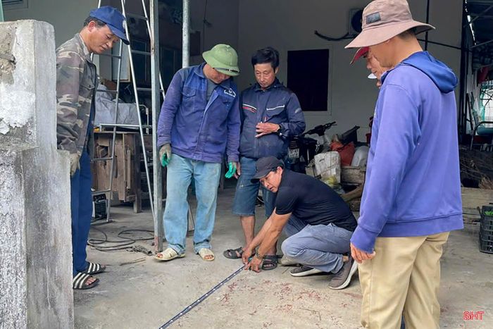  Không chỉ tự giác hiến đất, người dân thôn Đông còn hỗ trợ nhau tháo dỡ công trình. 