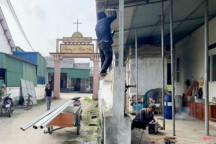 Người dân thôn Đông khẩn trương tháo dỡ công trình để việc mở rộng đường đảm bảo kế hoạch.