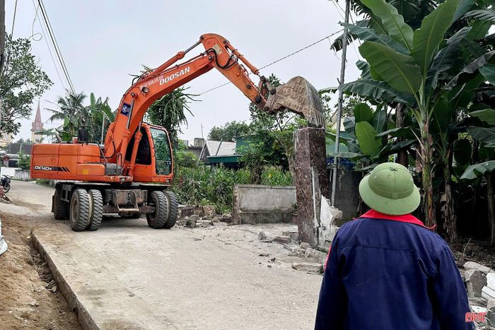 22/22 hộ giáo dân thôn Đông cùng nhà thờ giáo xứ đã hiến trên 500m² đất, tháo dỡ hơn 450m tường rào kiên cố để mở rộng đường.