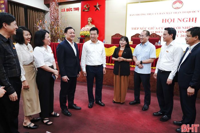 Các ứng cử viên đại biểu HĐND tỉnh khóa XIX trò chuyện với cử tri tại hội nghị tiếp xúc cử tri ở xã Đức Thọ (ngày 27/2/2026).