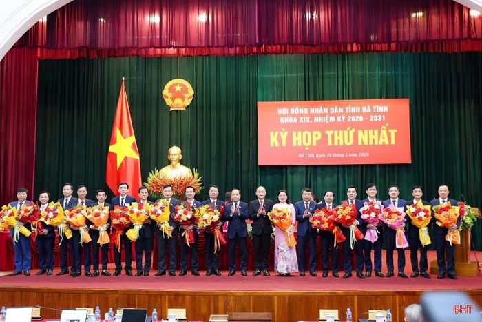 Đồng chí Nguyễn Duy Lâm - Ủy viên BCH Trung ương Đảng, Bí thư Tỉnh ủy và các đồng chí Thường trực HĐND tỉnh tặng hoa chúc mừng lãnh đạo UBND tỉnh và các Ủy viên UBND tỉnh nhiệm kỳ 2026-2031. 