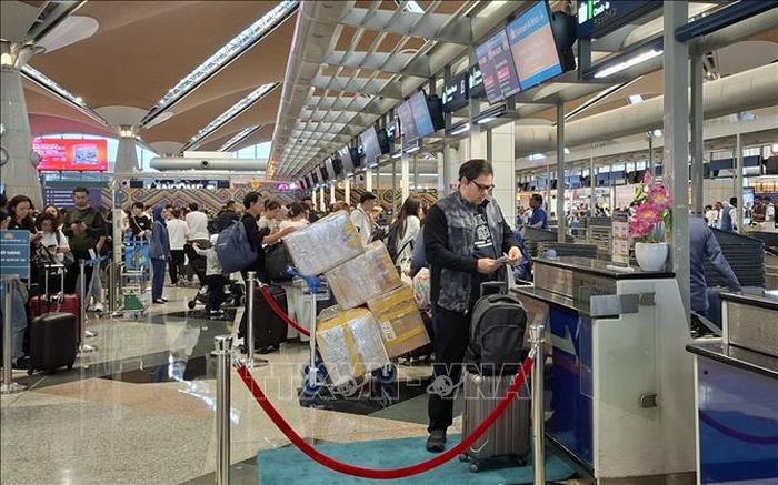 Khách làm thủ tục tại quầy vé ở sân bay quốc tế Kuala Lumpur. Ảnh: Bùi Hoàn/PV TTXVN tại Malaysia