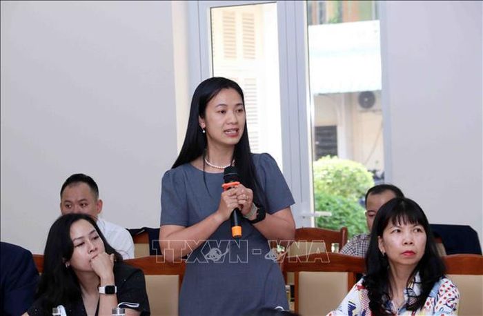 Đại sứ Đỗ Thùy Dương, Đại sứ Việt Nam tại Brunei Darussalam phát biểu tại buổi Tọa đàm.