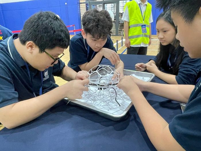 Một đội tuyển tham dự cuộc thi Aerogreen Hackathon 2026 “Code the wings, change the sky” phía Bắc tại trường Trung học Vinschool