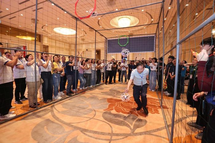 Các thầy cô tham gia trải nghiệm Drone Soccer