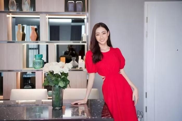 Qua những khoảnh khắc đời thường được chia sẻ, Lương Thùy Linh khéo léo khoe không gian sống tinh tế của mình. Cô cũng tiết lộ sở thích khi ở nhà là đọc sách, nấu ăn và trang trí tổ ấm