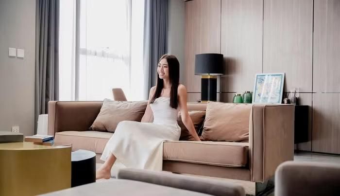 Căn hộ được thiết kế thông tầng rộng rãi với 3 phòng ngủ và 4 phòng tắm. Nhờ nhiều mặt thoáng cùng các mảng kính lớn, không gian tràn ngập ánh sáng tự nhiên, tạo cảm giác thoải mái và sang trọng