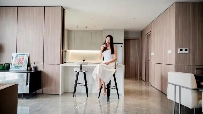 Không gian rộng 130 m2 được thiết kế với nhiều cửa sổ lớn để đón ánh sáng tự nhiên, kết hợp cùng hệ rèm đơn sắc, tạo nên vẻ trang nhã và thanh lịch cho căn hộ.