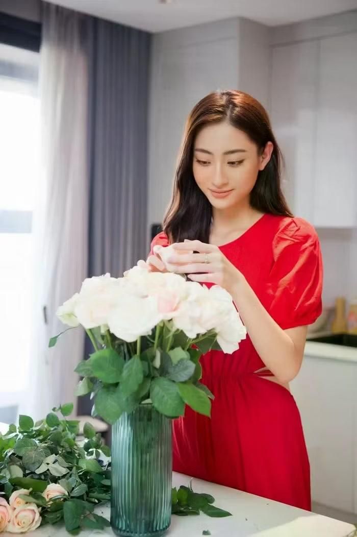 Nội thất trong căn hộ chủ yếu mang gam màu ấm, tạo nên cảm giác cân bằng và gần gũi