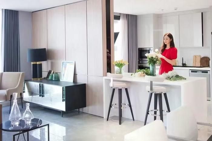 Khi ở nhà, Lương Thùy Linh thích đọc sách, cắm hoa