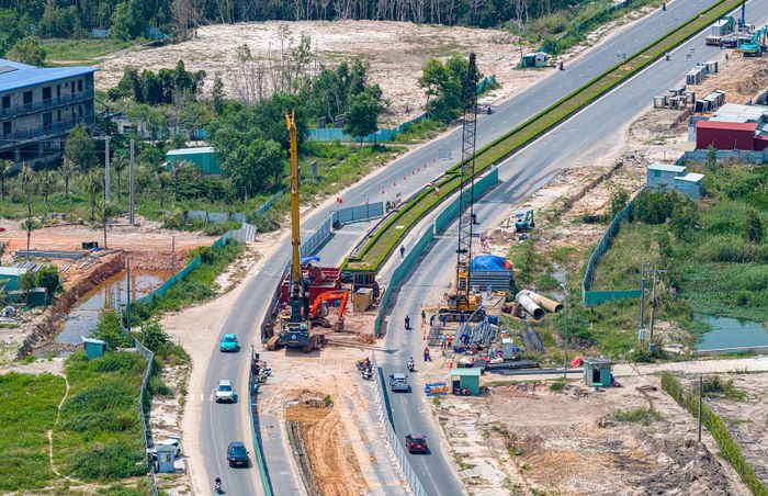 Tuyến đường tỉnh 975 - trục giao thông chiến lược dài gần 18km, quy mô 10 làn xe, nền đường rộng 62m đang được triển khai thi công.