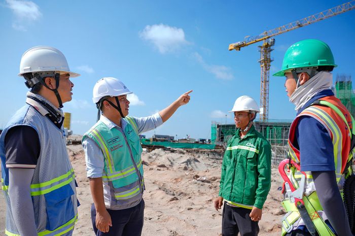 Chỉ huy công trường đôn đốc tiến độ thi công Trung tâm Hội nghị APEC 2027 theo từng giờ.