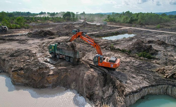 Máy xúc thi công, đào đất và vận chuyển vật liệu tại dự án hồ nước Cửa Cạn phục vụ Hội nghị APEC 2027.