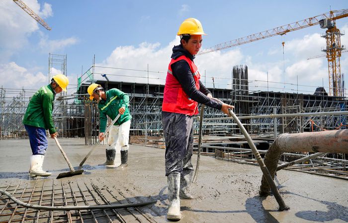Công nhân thi công, đổ bê tông hạng mục dự án đầu tư mở rộng Cảng hàng không quốc tế Phú Quốc phục vụ Hội nghị APEC 2027.