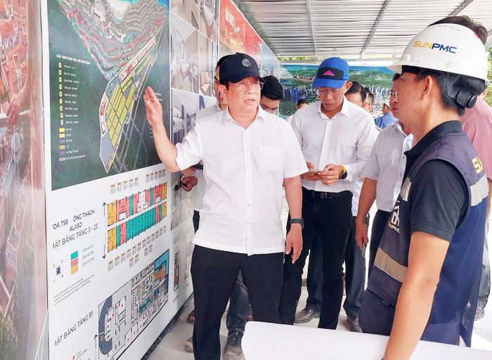 Ủy viên Ban Chấp hành Trung ương Đảng, Phó Bí thư Tỉnh ủy, Chủ tịch UBND tỉnh An Giang Hồ Văn Mừng kiểm tra thực địa các công trình, dự án phục vụ Hội nghị cấp cao APEC 2027 tại đặc khu Phú Quốc sáng 26/3.