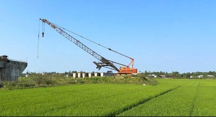 Thời điểm này vẫn còn nhiều thửa đất chưa thu hồi, bồi thường, vướng mặt bằng thi công. Ảnh: TG.