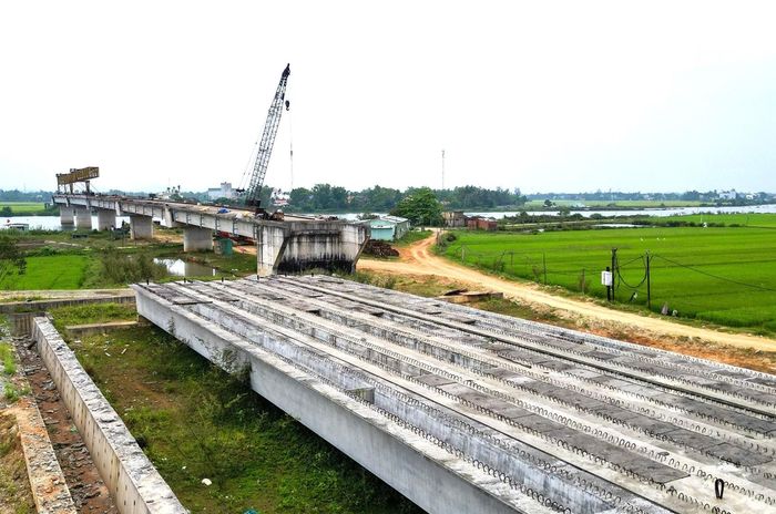 Công trình ngổn ngang các hạng mục trần ai trong mưa nắng. Ảnh: TG