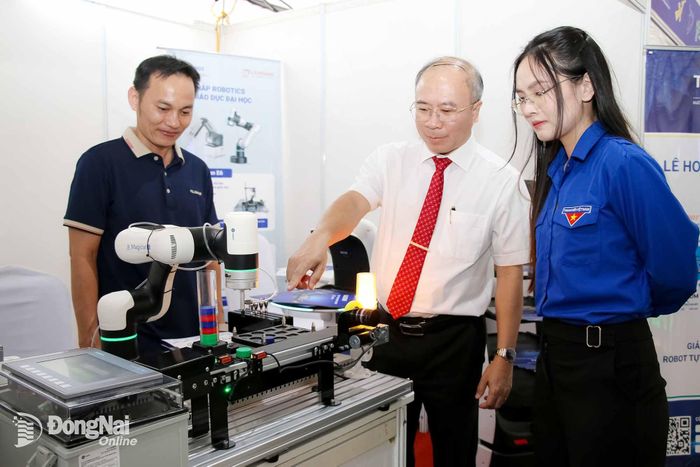 Phó Giám đốc Sở Khoa học và Công nghệ tỉnh Nguyễn Minh Quang (giữa) tham quan triển lãm các sản phẩm công nghệ số tại sự kiện Techfest Dong Nai 2025. Ảnh: Hải Quân