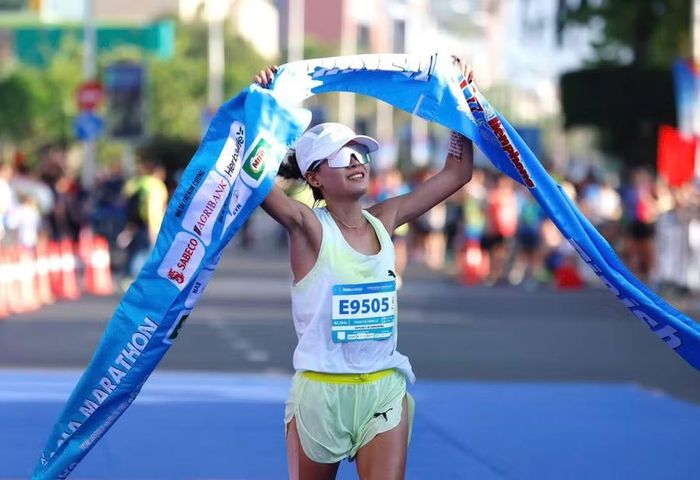 Với tấm huy chương vàng vừa giành được ở Tiền Phong Marathon năm 2026, Phạm Thị Hồng Lệ đã có tổng cộng 2 HCV, 4 HCB, 2 HCĐ qua 4 lần tham gia Đại hội Thể thao toàn quốc. Ảnh: BTC