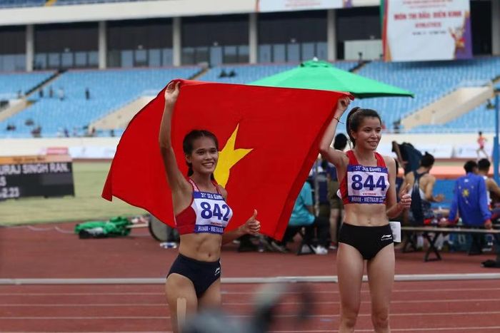 Phạm Thị Hồng Lệ (bên trái) giành HCV nội dung 10.000m tại kỳ SEA Games 31 năm 2022. Ảnh: Hoàng Quân