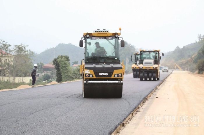 Thi công trải thảm đoạn Km 11 tuyến cao tốc Đồng Đăng - Trà Lĩnh
