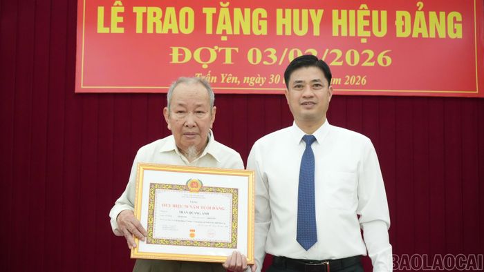Trao Huy hiệu 70 năm tuổi Đảng cho đảng viên Trần Quang Ánh, chi bộ thôn Cổ Phúc 9.