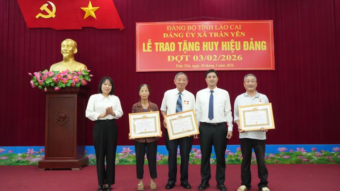 3 đảng viên được trao Huy hiệu 55 năm tuổi Đảng.