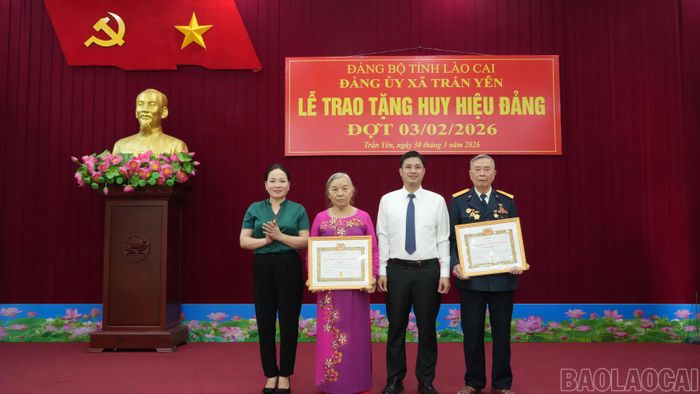 Trao Huy hiệu 60 năm tuổi Đảng cho 2 đồng chí đảng viên tại xã Trấn Yên.