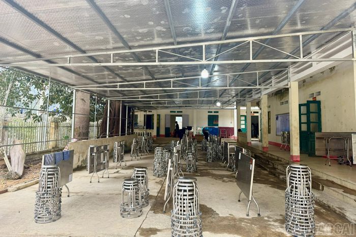 Để tổ chức ăn trưa cho học sinh, Trường Tiểu học số 1 Si Ma Cai phải làm mái vẩy, lợp tôn tạm cho khu ăn uống.