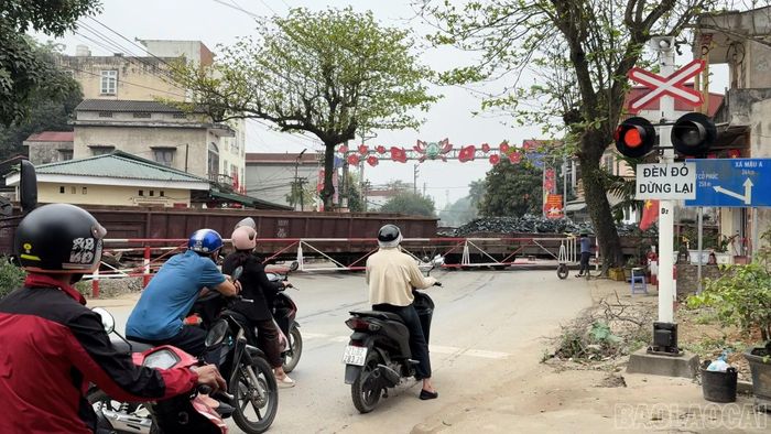 Khi tham gia giao thông qua đường ngang, người dân cần chấp hành nghiêm các quy định về dừng, đỗ trong phạm vi an toàn; quan sát kỹ, chú ý tín hiệu đèn, chuông cảnh báo và chỉ đi qua khi đảm bảo an toàn.