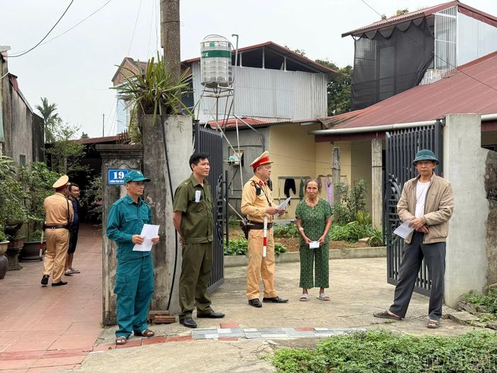  Các lực lượng chức năng “đi từng ngõ, gõ từng nhà” tuyên truyền, vận động người dân nâng cao ý thức chấp hành các quy định về an toàn giao thông đường sắt. 