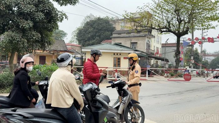 Lực lượng cảnh sát giao thông tăng cường tuần tra, kiểm soát tại khu vực đường ngang.