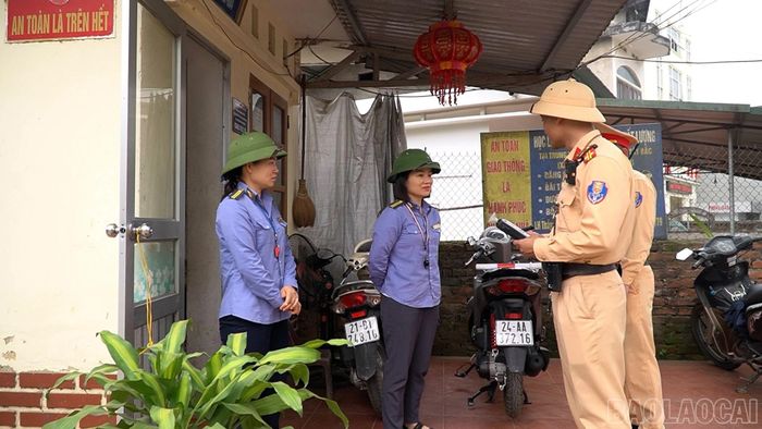 Lực lượng chức năng kiểm tra nồng độ cồn đối với nhân viên gác ghi, nhằm đảm bảo an toàn chạy tàu tại khu vực đường ngang.