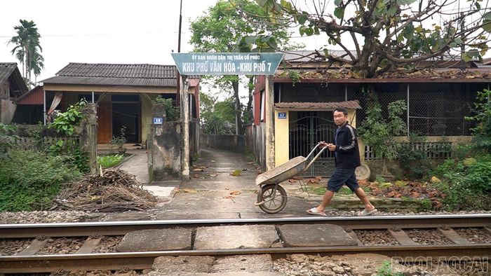 Người dân dọc tuyến đường sắt đã quen với việc tự quan sát, tự đảm bảo an toàn mỗi khi đi qua các điểm giao cắt.