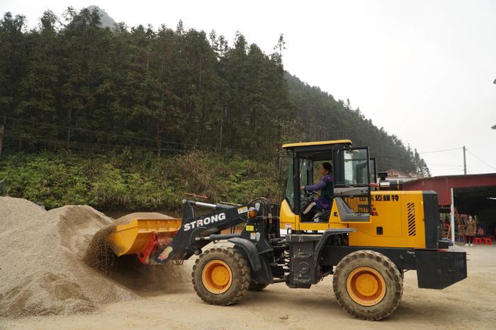 Chị Ma Thị Đô điều khiển máy xúc.
