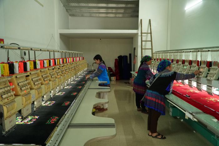 Xưởng thêu của chị Dũng.