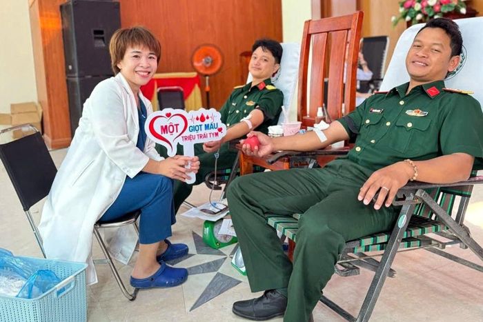 Cán bộ, chiến sĩ tham gia hiến máu tại xã Đam Rông 4