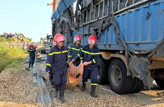 Lực lượng cứu hộ đưa thi thể nạn nhân ra ngoài.