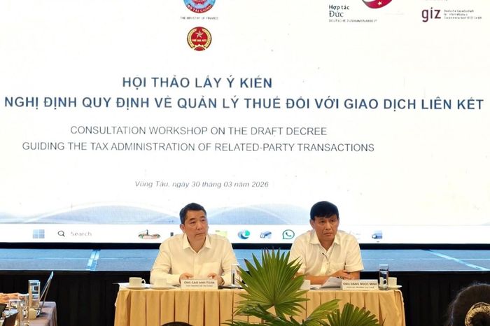 Thứ trưởng Bộ Tài chính Cao Anh Tuấn và Phó Cục trưởng Cục Thuế Đặng Ngọc Minh chủ trì hội thảo.