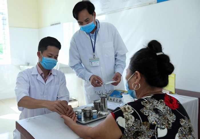 Giảm trừ chi phí y tế khi tính thuế thu nhập cá nhân là sự chia sẻ của nhà nước với người nộp thuế. Ảnh: Danh Lam