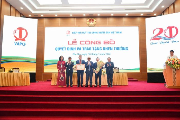 Phó Thống đốc Thường trực NHNN Việt Nam Đoàn Thái Sơn trao Bằng khen của Thống đốc NHNN cho tập thể VAPCF