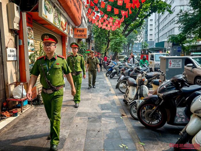 Tổ công tác của Công an phường Hoàn Kiếm làm nhiệm vụ tuần tra địa bàn, xử lý các vi phạm về trật tự an ninh đô thị chiều 31/3.