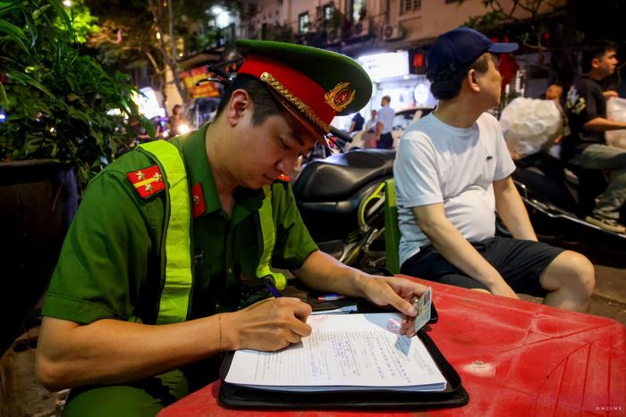 Có thể khẳng định, những kết quả đạt được trong thời gian qua là rất đáng ghi nhận, thể hiện sự quyết tâm của CBCS Công an phường Hoàn Kiếm. Tuy nhiên, để xây dựng một đô thị văn minh, trật tự, sạch đẹp, ngoài sự quyết liệt của lực lượng chức năng cũng cần ý thức tự giác của mỗi người dân, doanh nghiệp, phần xây dựng hình ảnh Thủ đô ngày càng văn minh, hiện đại.