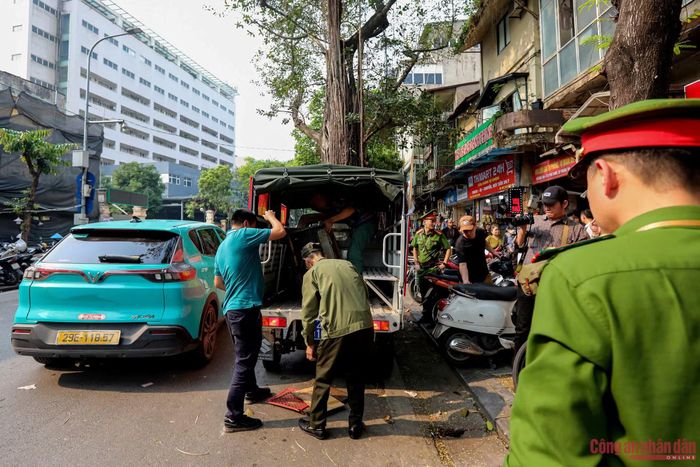 Tổ công tác của Công an phường Hoàn Kiếm xử lý vi phạm về trật tự đô thị chiều 31/3.