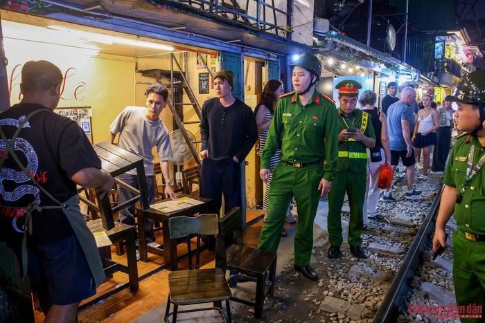 Tại khu vực phố đường tàu, lực lượng chức năng tiến hành kiểm tra, chấn chỉnh các vi phạm liên quan đến hành lang an toàn giao thông đường sắt.