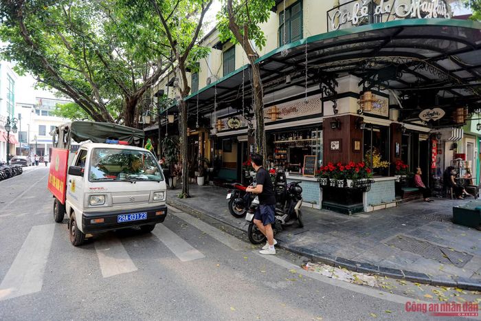 “Chúng tôi xác định, ‘điểm nghẽn’ ở đâu thì tập trung tháo gỡ ở đó, kiên quyết không để một vài điểm còn tồn tại ảnh hưởng đến hình ảnh chung của địa bàn”, Thượng tá Nguyễn Quang Hội - Trưởng Công an phường Hoàn Kiếm khẳng định.