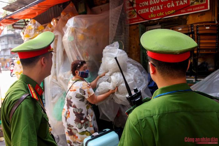 Công an phường thường xuyên, liên tục duy trì tuần tra địa bàn, xử lý vi phạm; đồng thời đẩy mạnh tuyên truyền để người dân hiểu đúng và tự giác chấp hành các quy định pháp luật. Quan điểm là kiên quyết với vi phạm, không có 'vùng cấm', không có ngoại lệ.